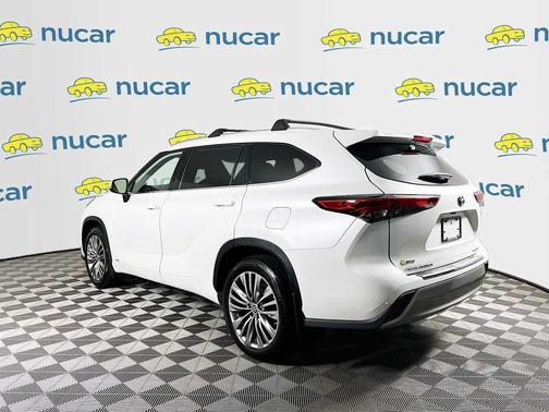 2022 Toyota Highlander Hybrid Platinum