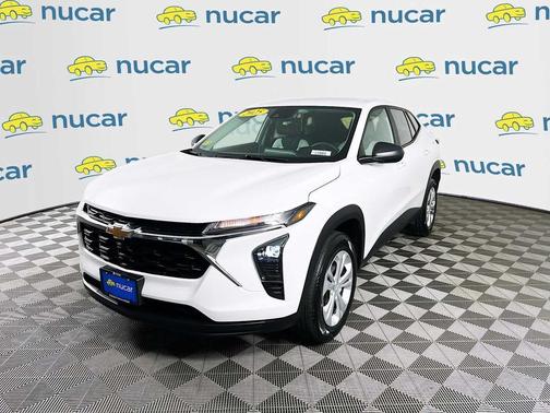 Summit White 2025 Chevrolet Trax LS