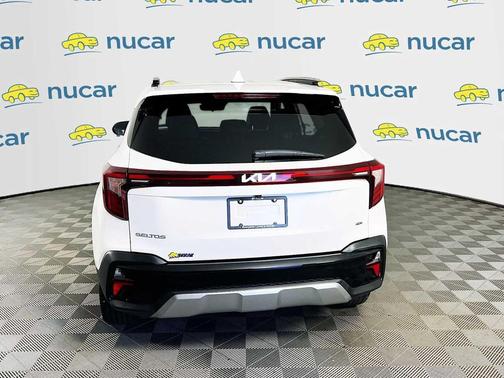 Snow White Pearl 2024 Kia Seltos S