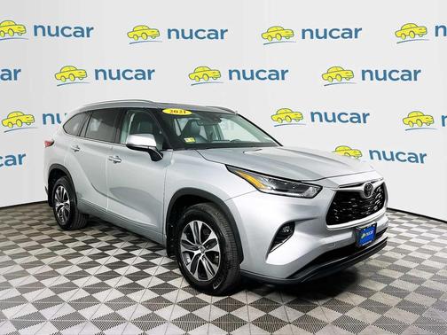 Celestial Silver Metallic 2021 Toyota Highlander XLE