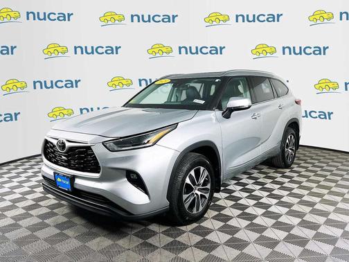 Celestial Silver Metallic 2021 Toyota Highlander XLE