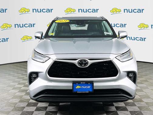 Celestial Silver Metallic 2021 Toyota Highlander XLE