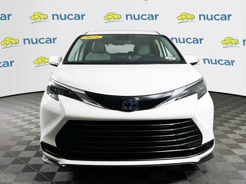 2024 Toyota Sienna LE