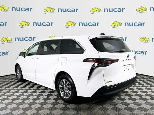 2024 Toyota Sienna LE