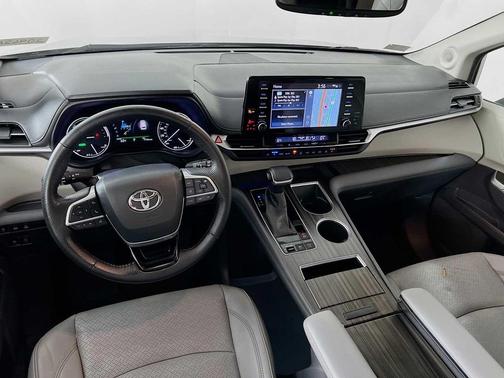 Celestial Silver Metallic 2022 Toyota Sienna Limited