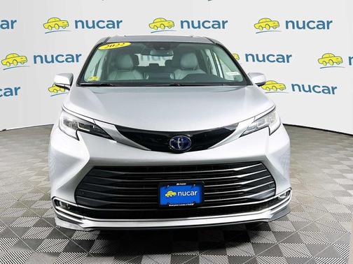 Celestial Silver Metallic 2022 Toyota Sienna Limited