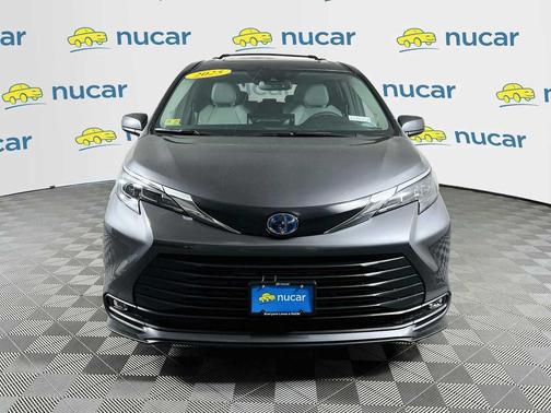 Magnetic Gray Metallic 2025 Toyota Sienna XLE