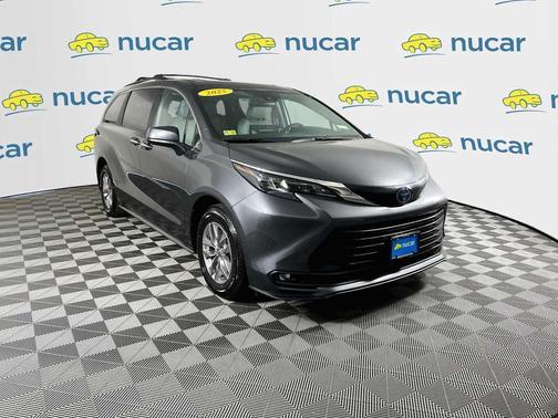 Magnetic Gray Metallic 2025 Toyota Sienna XLE