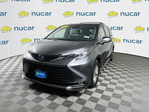 Magnetic Gray Metallic 2025 Toyota Sienna XLE