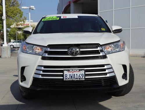 Photo 3 of 20 of 2018 Toyota Highlander LE