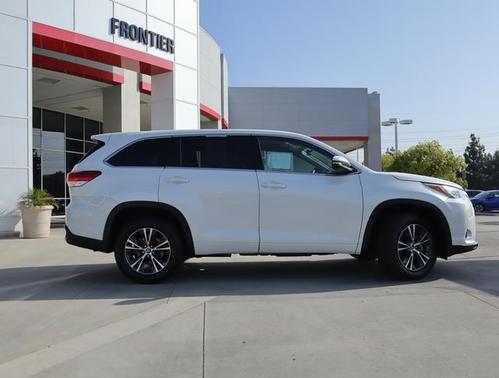 Photo 4 of 20 of 2018 Toyota Highlander LE