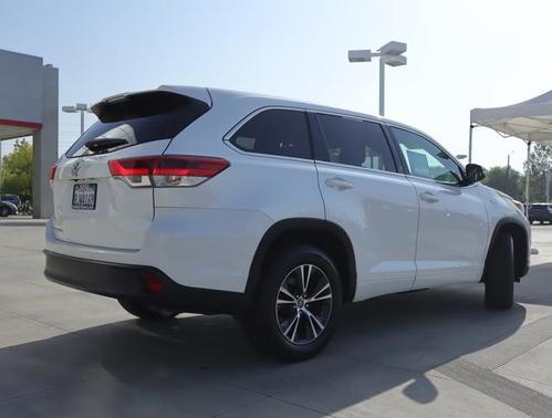 Photo 5 of 20 of 2018 Toyota Highlander LE