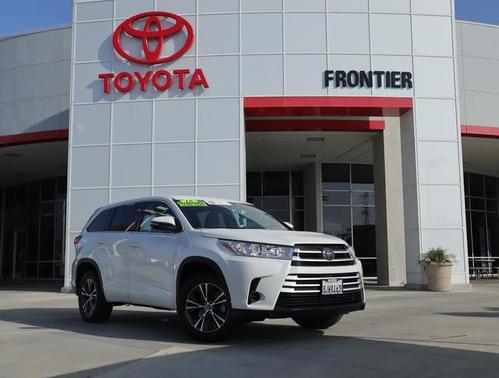 Photo 1 of 20 of 2018 Toyota Highlander LE