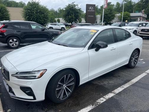 2022 Volvo S60 T5 Momentum