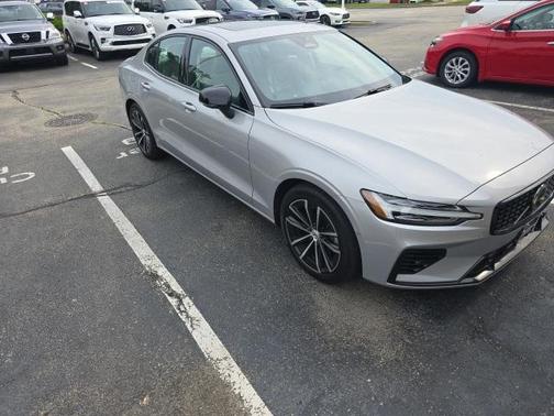 2023 Volvo S60 Recharge Plug-In Hybrid T8 Plus Dark Theme