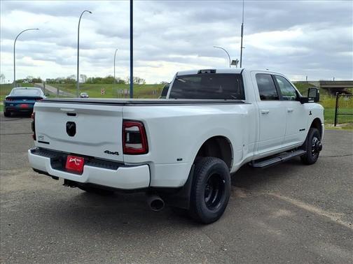 Bright White Clearcoat 2024 RAM 3500 Big Horn Crew Cab 4x4 8' Box