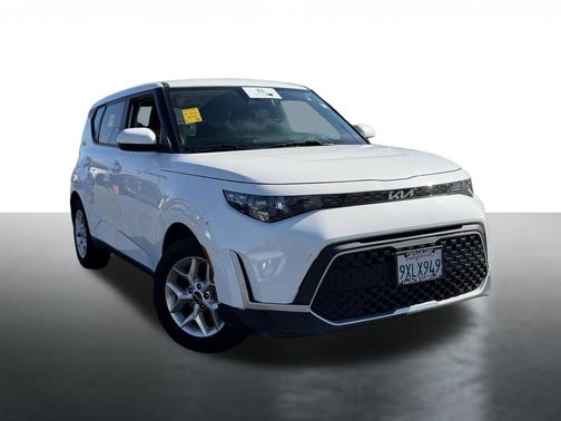 White 2024 Kia Soul LX
