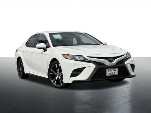 Super White 2019 Toyota Camry SE