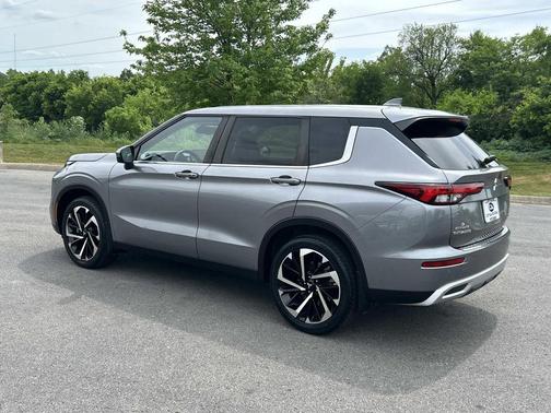 Mercury Gray Metallic 2022 Mitsubishi Outlander SE