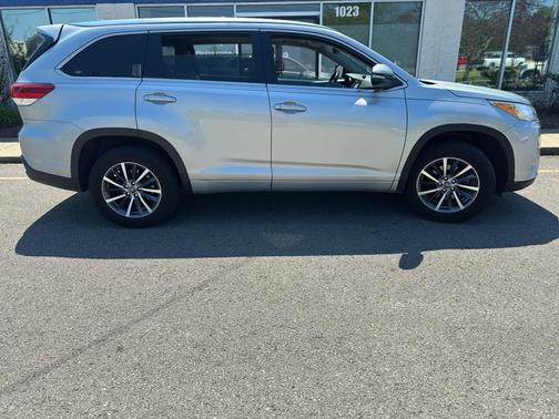 Celestial Silver Metallic 2017 Toyota Highlander XLE