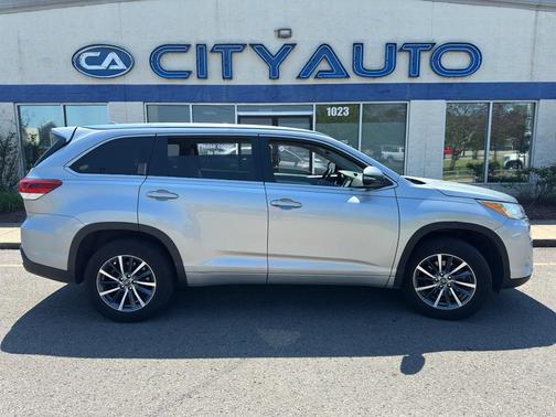 Celestial Silver Metallic 2017 Toyota Highlander XLE