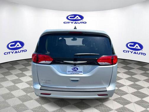 Silver Mist Clearcoat 2023 Chrysler Voyager LX