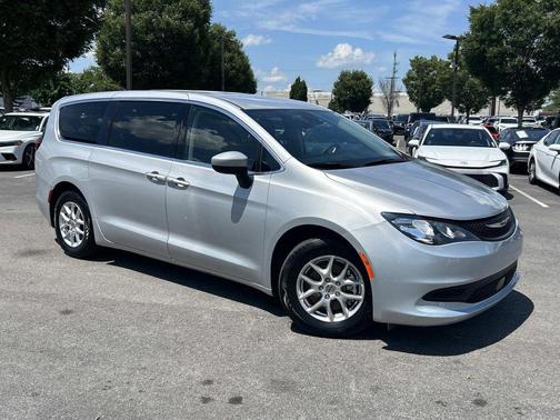 Silver Mist Clearcoat 2023 Chrysler Voyager LX