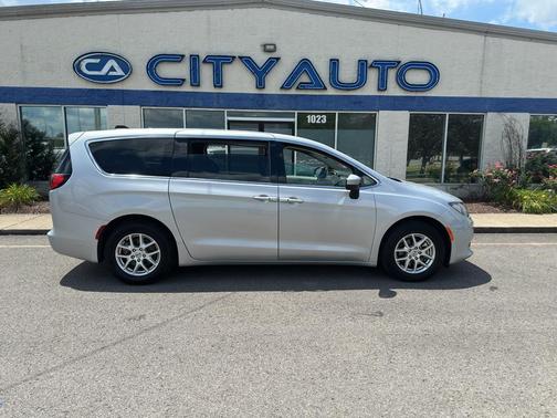 Silver Mist Clearcoat 2023 Chrysler Voyager LX