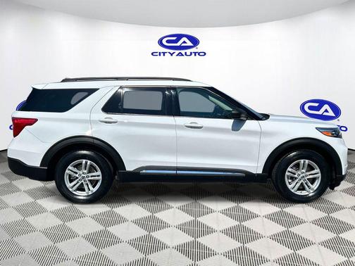 Oxford White 2022 Ford Explorer XLT