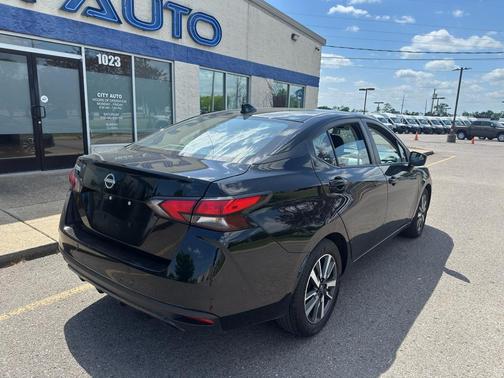 Super Black 2025 Nissan Versa 1.6 SV