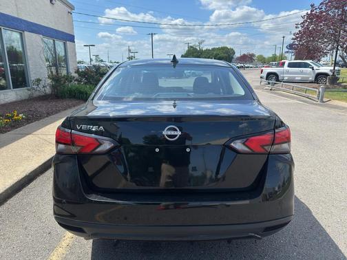 Super Black 2025 Nissan Versa 1.6 SV