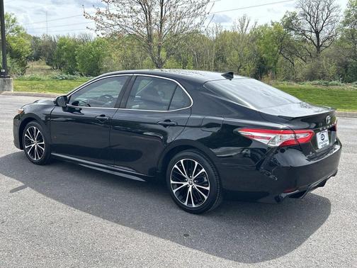 Midnight Black Metallic 2020 Toyota Camry SE