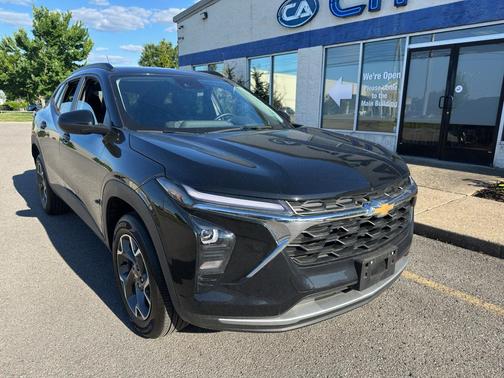 Mosaic Black Metallic 2025 Chevrolet Trax LT