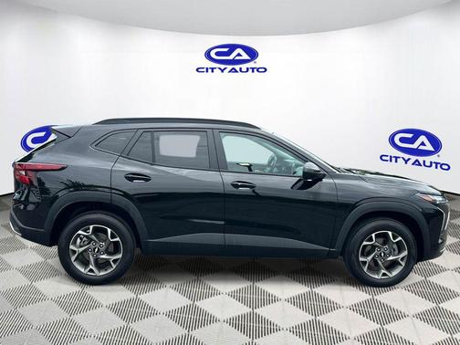 Mosaic Black Metallic 2025 Chevrolet Trax LT