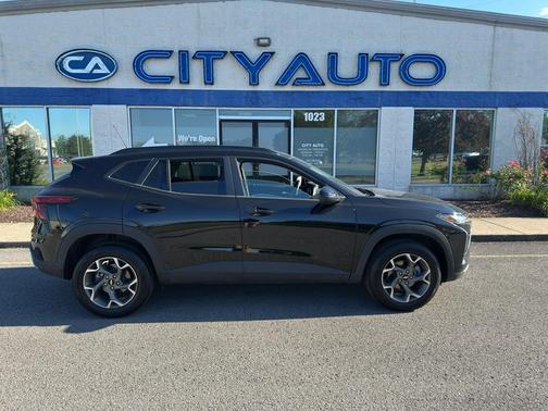 Mosaic Black Metallic 2025 Chevrolet Trax LT