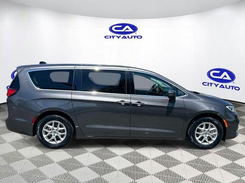 Granite Crystal Metallic Clearcoat 2023 Chrysler Pacifica Touring L