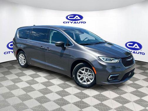 Granite Crystal Metallic Clearcoat 2023 Chrysler Pacifica Touring L