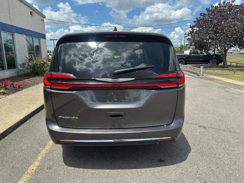 Granite Crystal Metallic Clearcoat 2023 Chrysler Pacifica Touring L