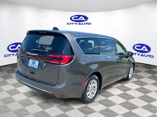 Granite Crystal Metallic Clearcoat 2023 Chrysler Pacifica Touring L