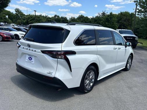 Wind Chill Pearl 2023 Toyota Sienna XLE