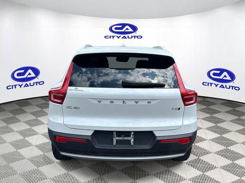 WHITE 2022 Volvo XC40 T5 Momentum
