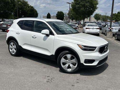 WHITE 2022 Volvo XC40 T5 Momentum
