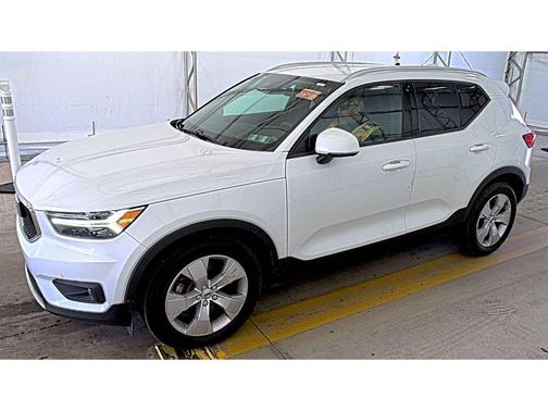 WHITE 2022 Volvo XC40 T5 Momentum