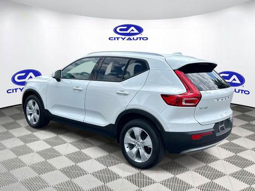 WHITE 2022 Volvo XC40 T5 Momentum