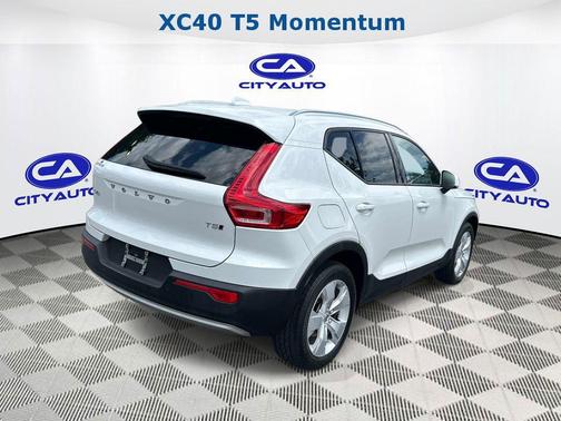 WHITE 2022 Volvo XC40 T5 Momentum
