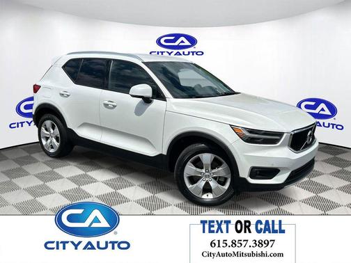 WHITE 2022 Volvo XC40 T5 Momentum