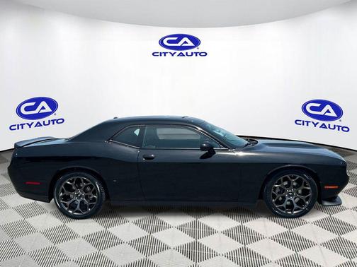 Pitch Black Clearcoat 2022 Dodge Challenger GT