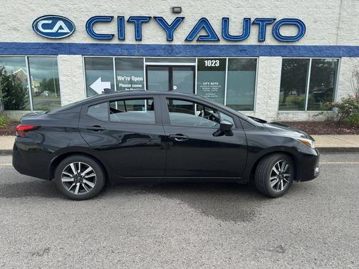 Super Black 2025 Nissan Versa 1.6 SV