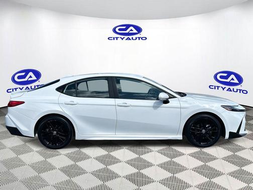 Ice Cap 2025 Toyota Camry SE