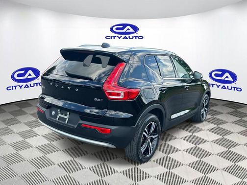 BLACK 2023 Volvo XC40 B5 Plus Bright Theme